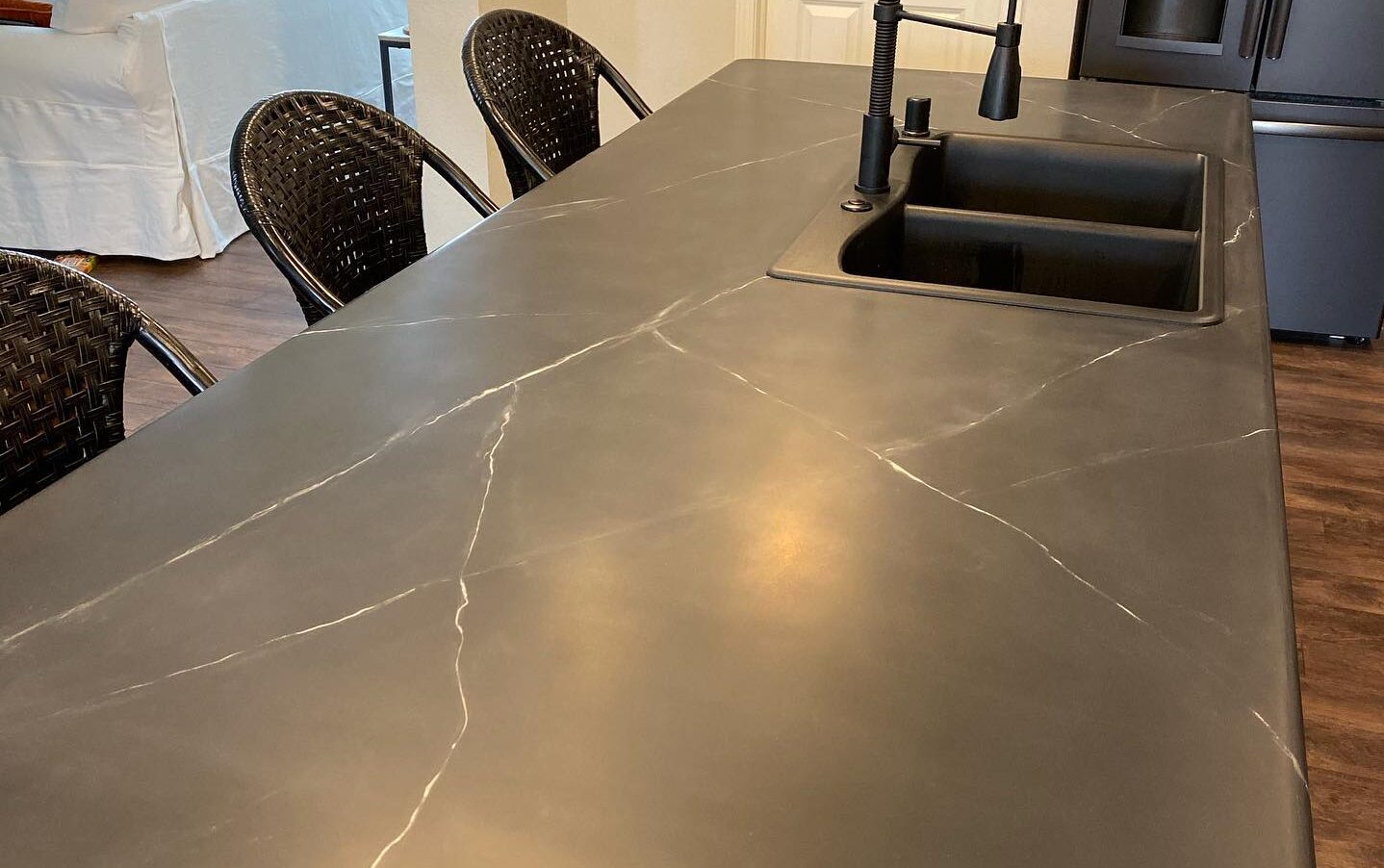 kjøkkenøy med epoxy benkeplate i sort marmor
