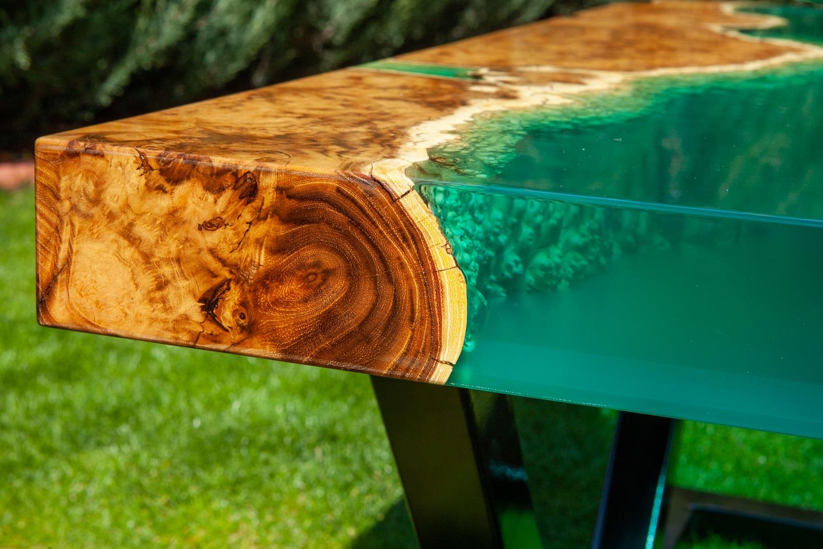 river table av klar epoxy og treverk